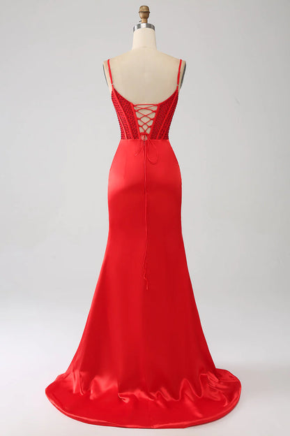 Vestido de fiesta rojo de satén con cuentas y corte sirena y abertura