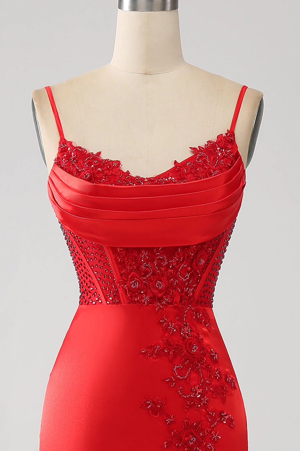 Vestido de fiesta rojo de satén con cuentas y corte sirena y abertura