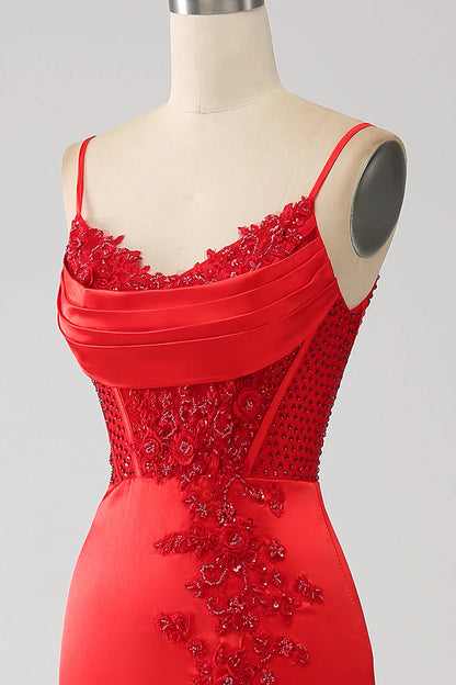 Vestido de fiesta rojo de satén con cuentas y corte sirena y abertura