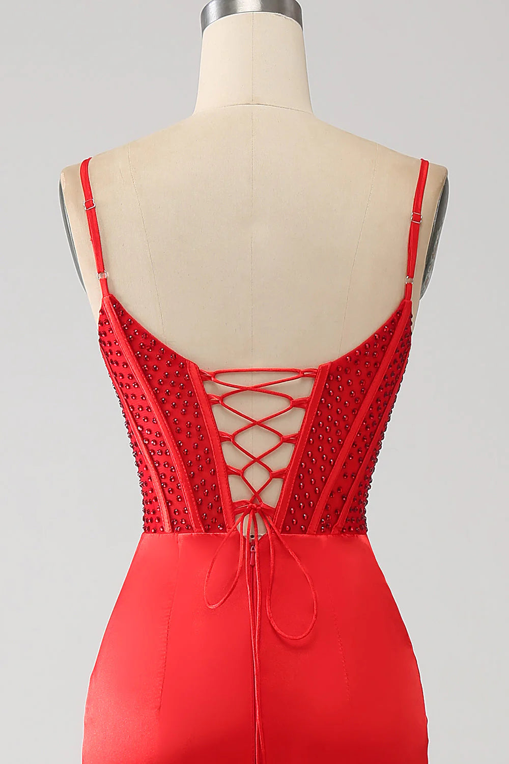 Vestido de fiesta rojo de satén con cuentas y corte sirena y abertura