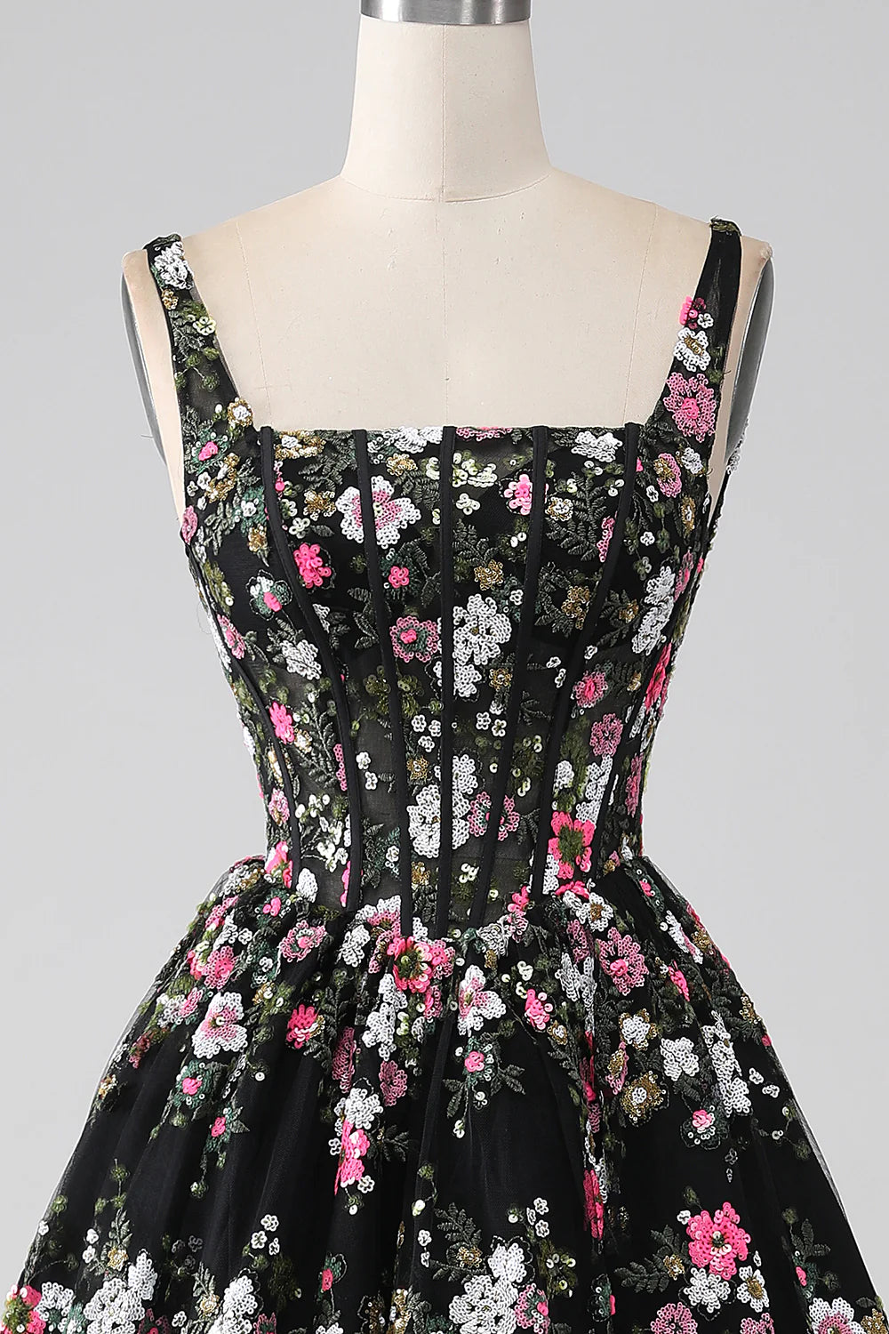 Encantador vestido de fiesta con escote cuadrado, corte A y corsé color champán con apliques