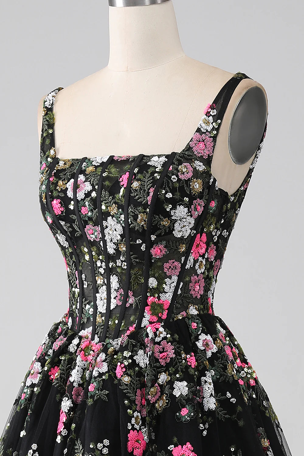 Encantador vestido de fiesta con escote cuadrado, corte A y corsé color champán con apliques