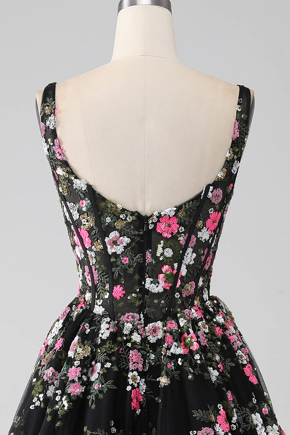 Encantador vestido de fiesta con escote cuadrado, corte A y corsé color champán con apliques