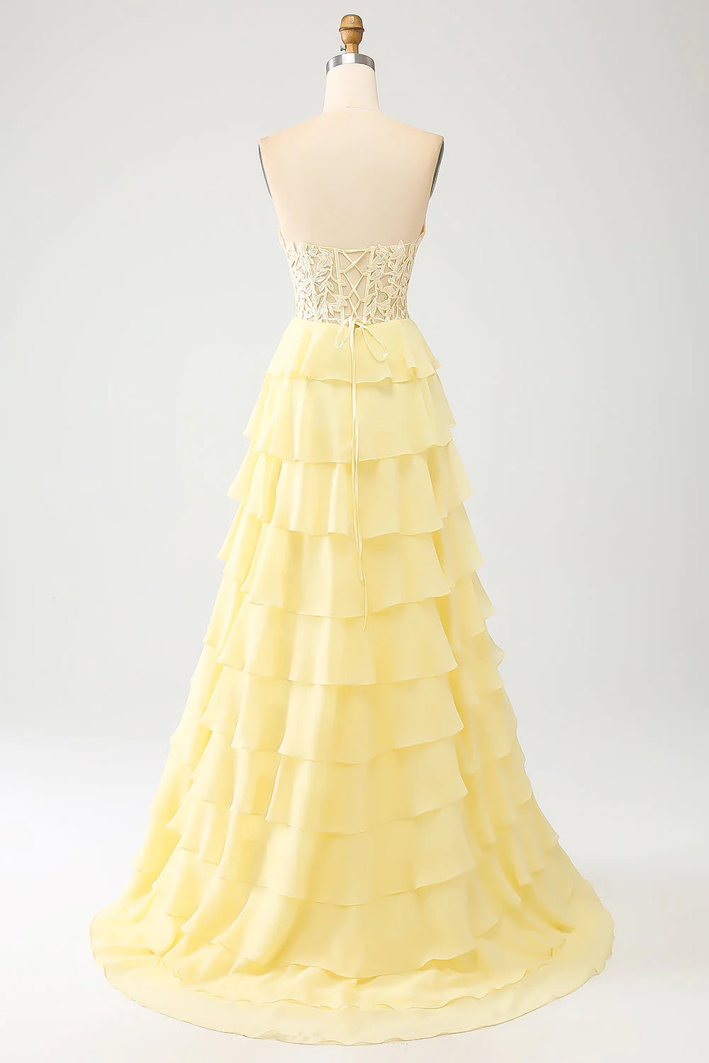 Vestido de fiesta amarillo con escote en forma de corazón y capas