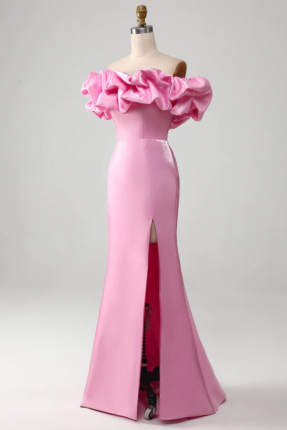 Vestido de fiesta rosa de sirena con hombros descubiertos y volantes
