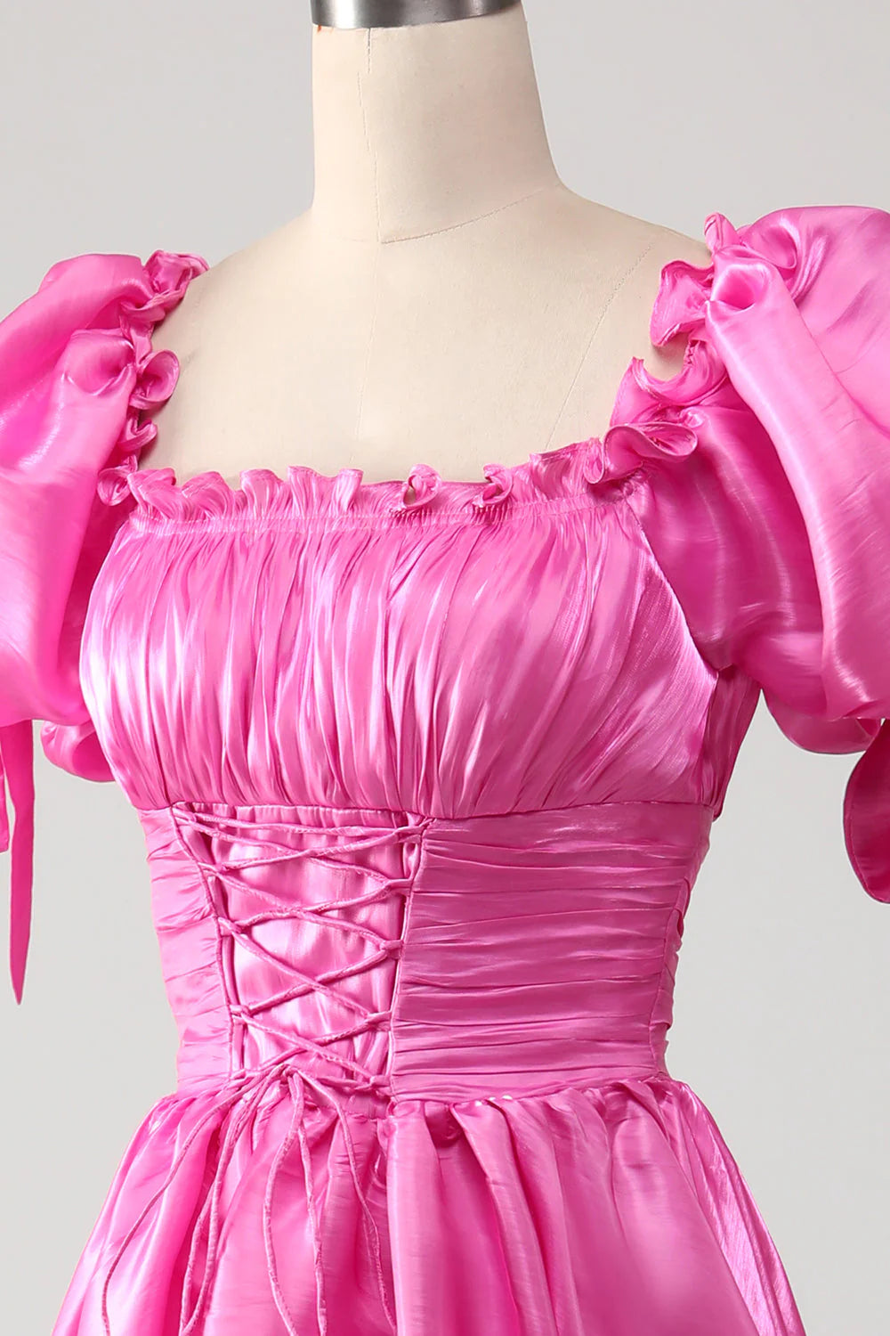 Vestido de fiesta rosa intenso con mangas abullonadas y volantes