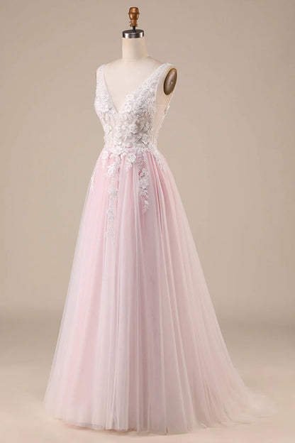 Vestido de novia rosa de tul con cola larga y apliques
