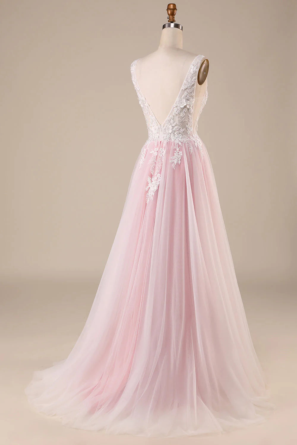 Vestido de novia rosa de tul con cola larga y apliques