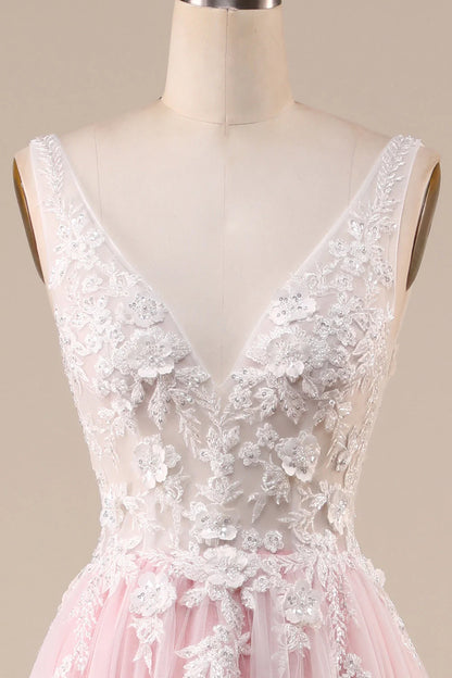 Vestido de novia rosa de tul con cola larga y apliques