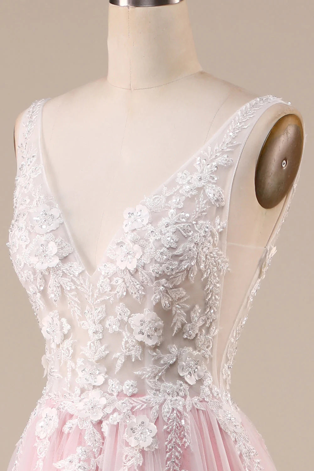 Vestido de novia rosa de tul con cola larga y apliques