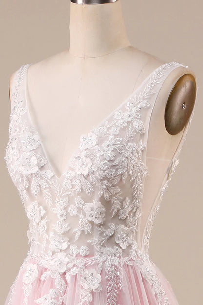 Vestido de novia rosa de tul con cola larga y apliques