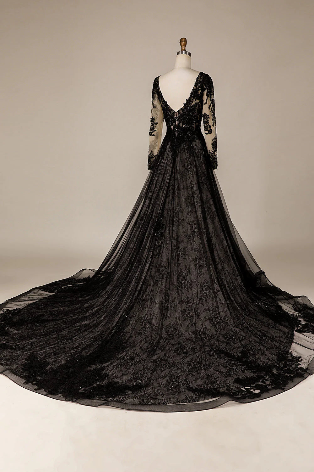 Glitzerndes schwarzes Brautkleid aus Spitze mit langen Ärmeln und Kapellenschleppe