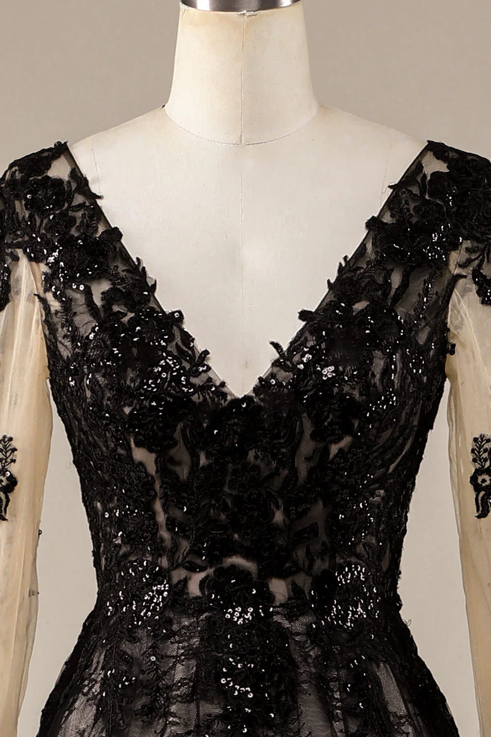 Glitzerndes schwarzes Brautkleid aus Spitze mit langen Ärmeln und Kapellenschleppe