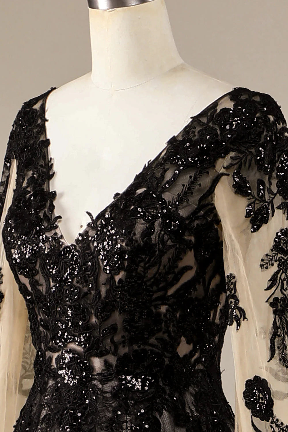 Glitzerndes schwarzes Brautkleid aus Spitze mit langen Ärmeln und Kapellenschleppe