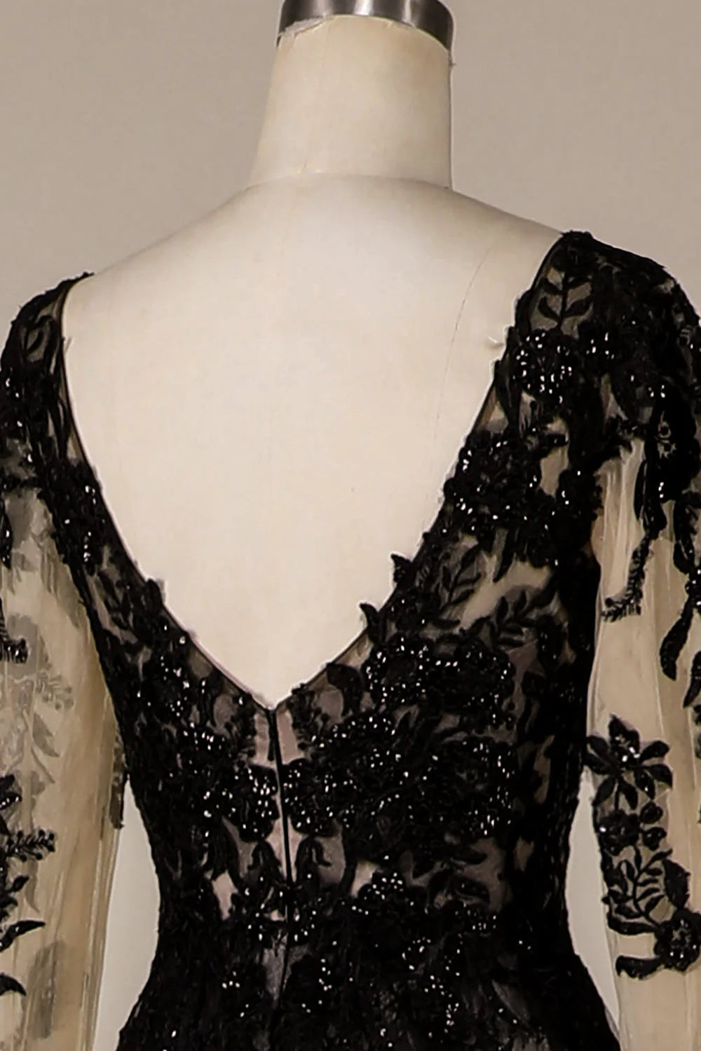 Glitzerndes schwarzes Brautkleid aus Spitze mit langen Ärmeln und Kapellenschleppe