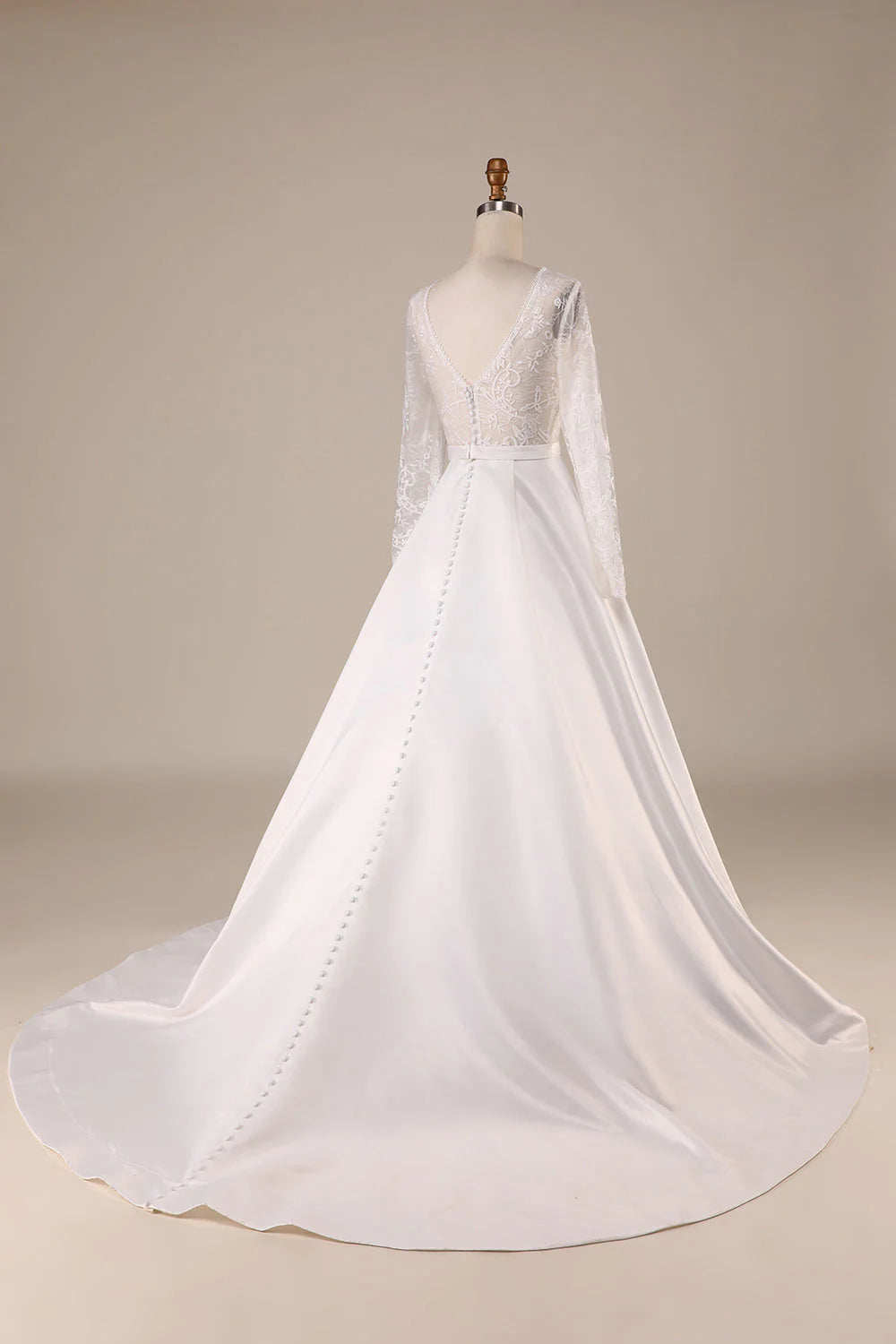 Elfenbeinfarbenes Satin-Brautkleid mit Sweep-Schleppe und langen Ärmeln