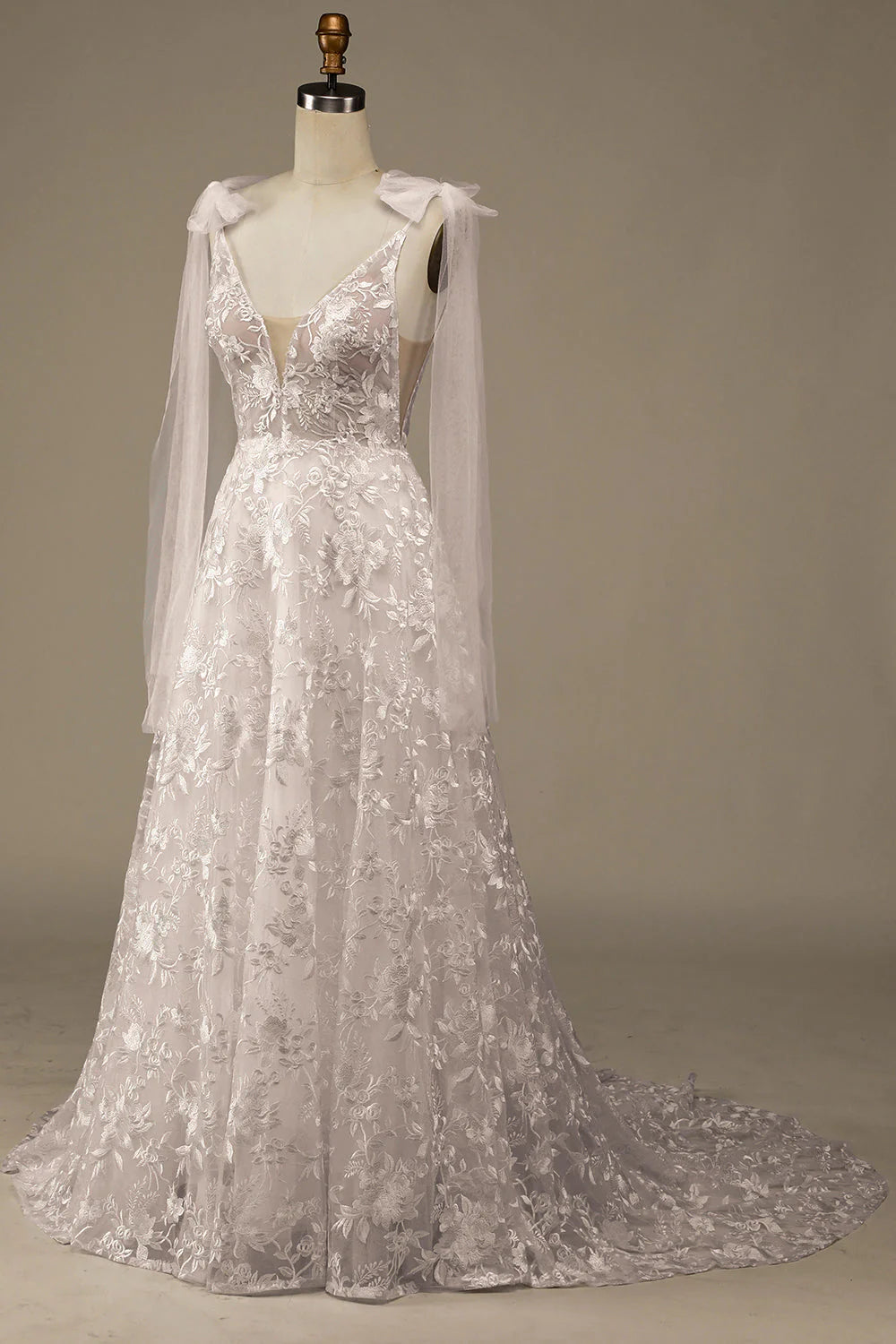 Elfenbeinfarbenes A-Linien-Brautkleid aus Spitze mit V-Ausschnitt und Schleife