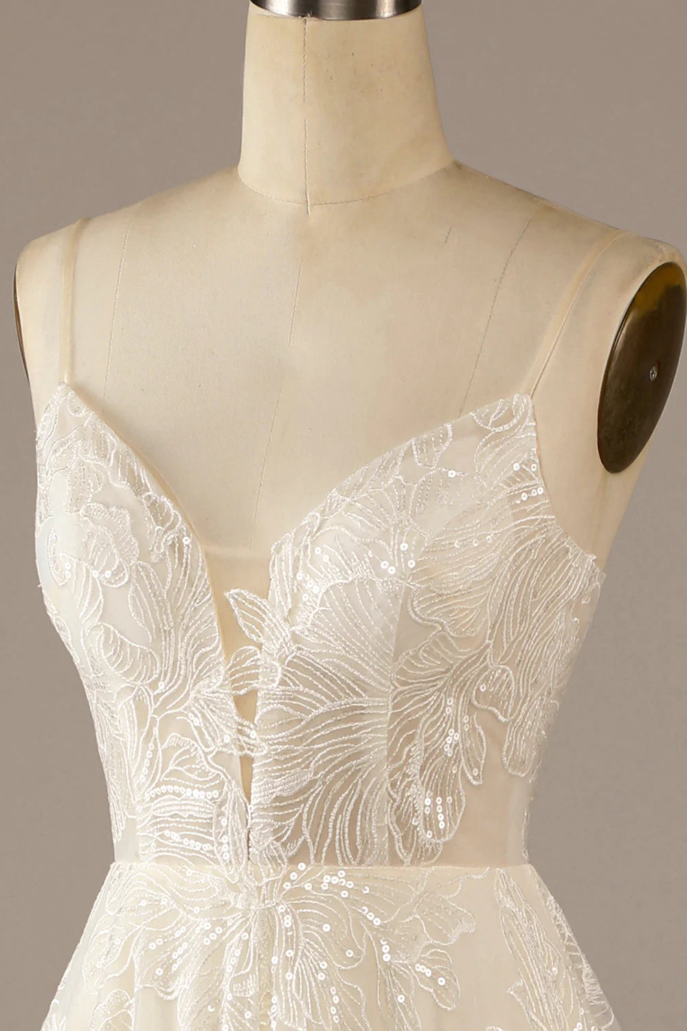 Glitzerndes apricotfarbenes Brautkleid aus Spitze mit Schleppe