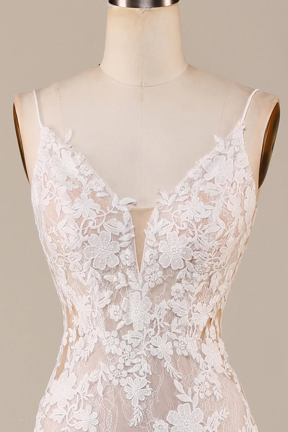 Charmantes Meerjungfrau-Brautkleid mit Spaghettiträgern und Spitze in Elfenbein