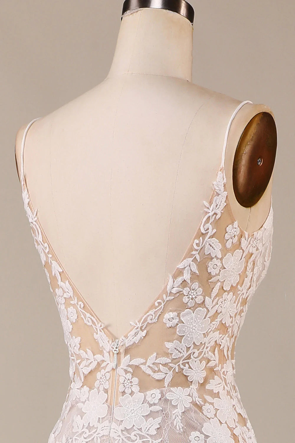 Charmantes Meerjungfrau-Brautkleid mit Spaghettiträgern und Spitze in Elfenbein