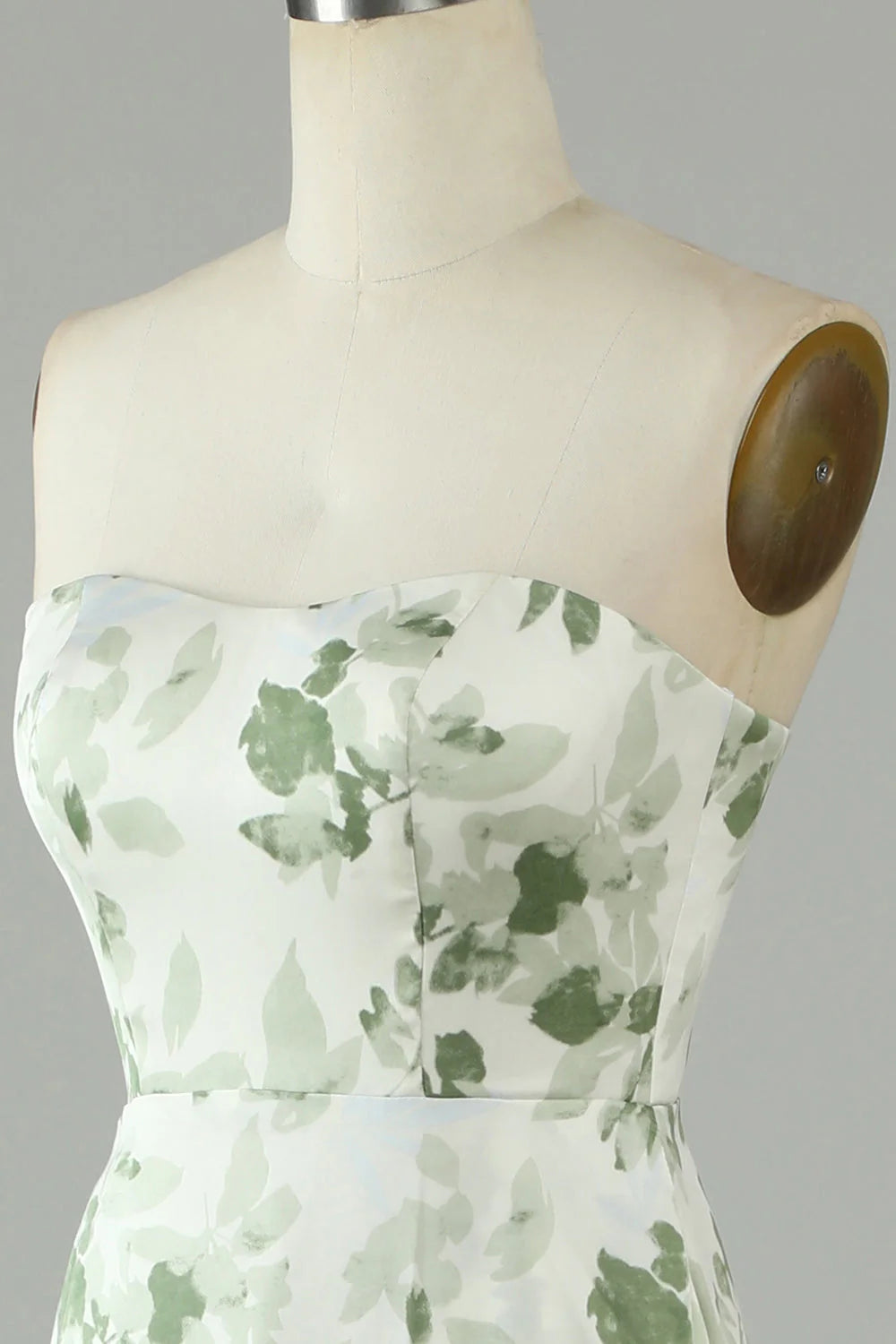 Vestido de dama de honor largo verde estampado sin tirantes asimétrico