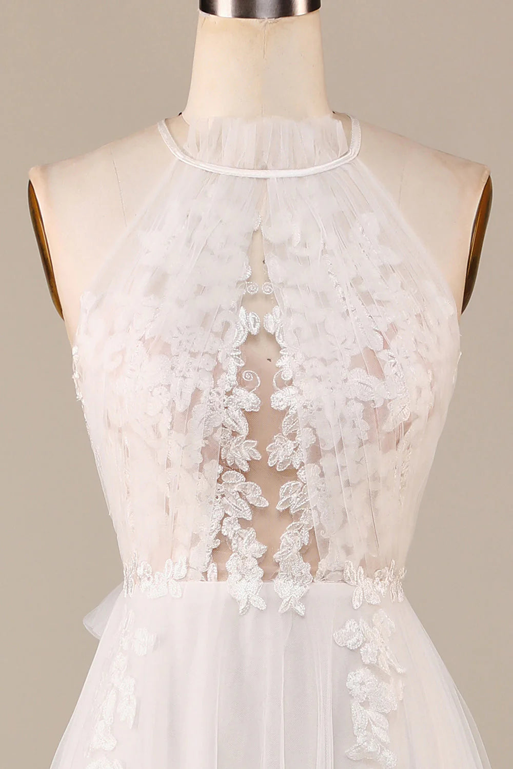 Charmantes A-Linien-Brautkleid mit Neckholder, offenem Rücken, Tüll und Sweep-Schleppe in Elfenbein mit Spitze