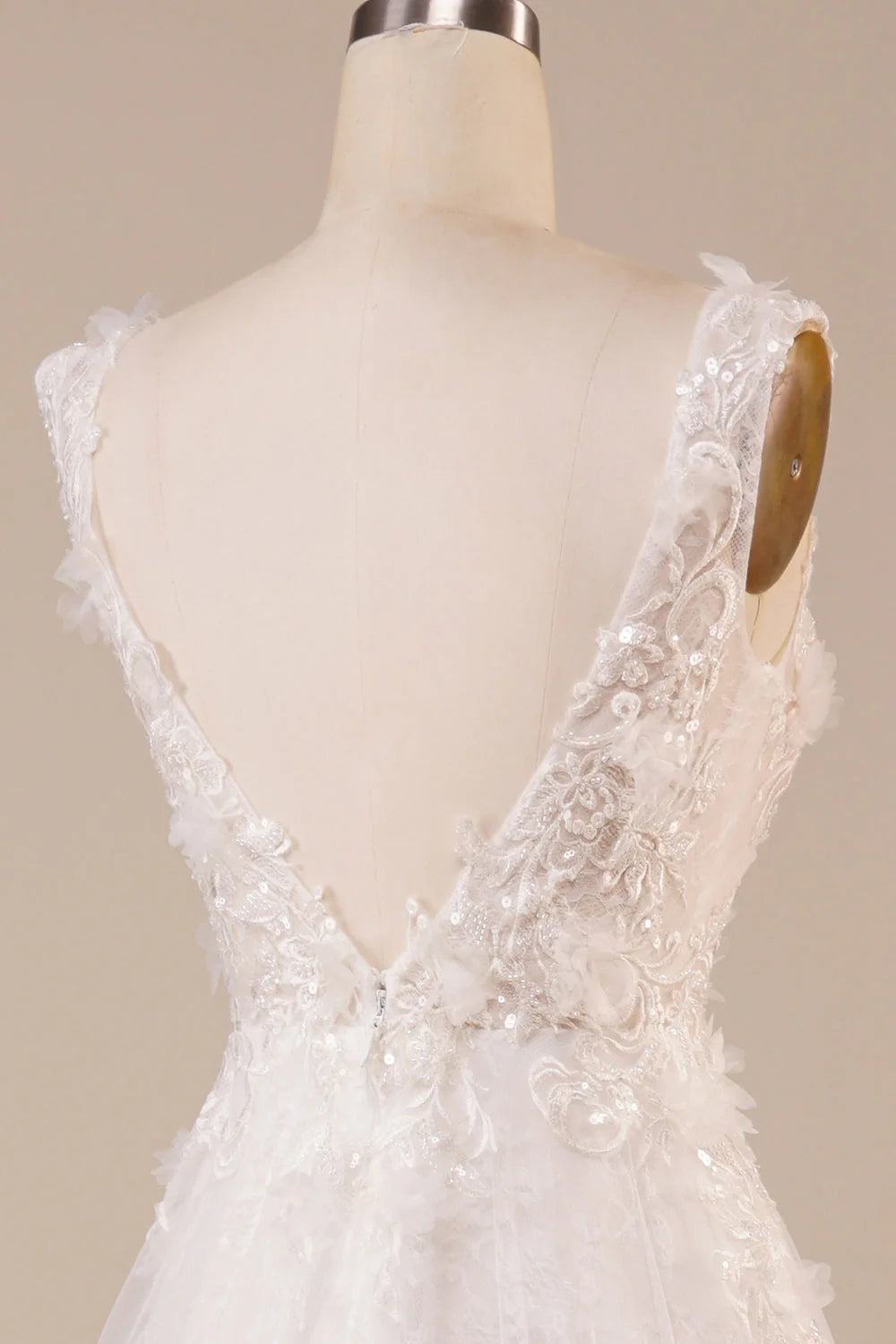 Langes, elfenbeinfarbenes Brautkleid mit glitzerndem Tüll und Perlen