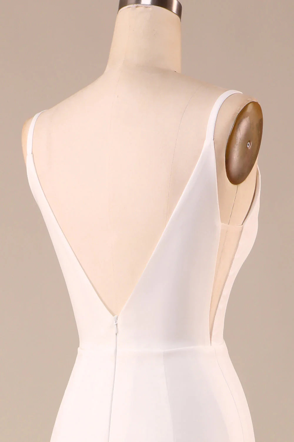 Schlichtes rückenfreies langes Brautkleid im Meerjungfrauenstil in Elfenbein mit Schlitz