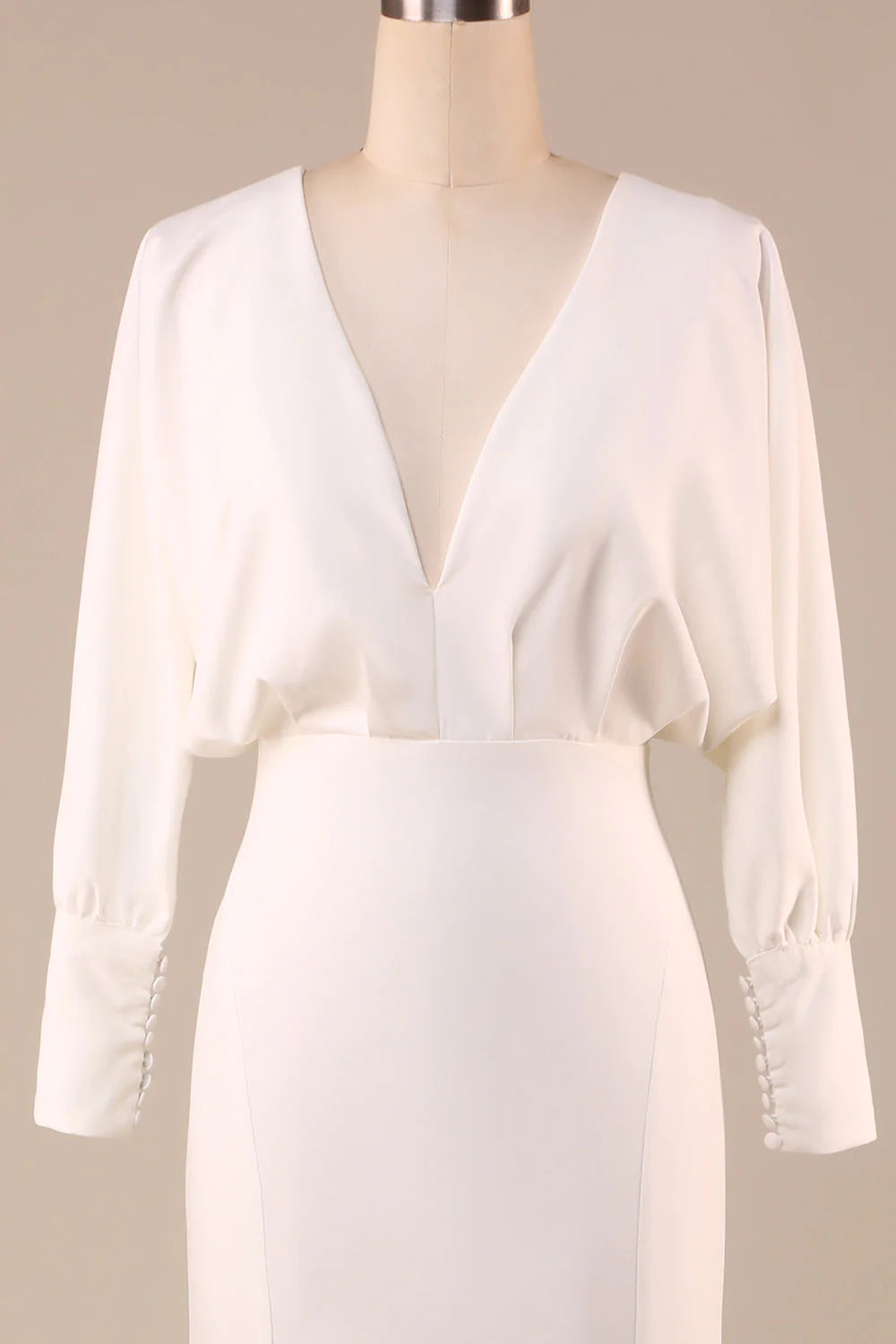 Vestido de novia sencillo color marfil con corte sirena, mangas largas y escote en V profundo