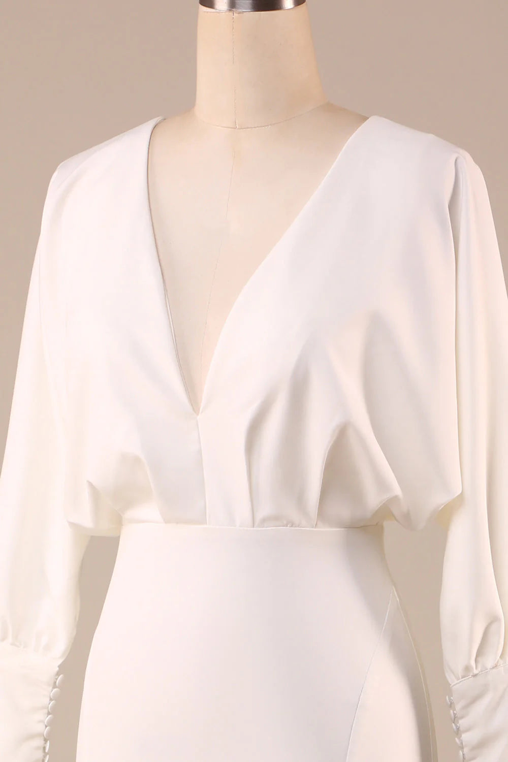 Vestido de novia sencillo color marfil con corte sirena, mangas largas y escote en V profundo