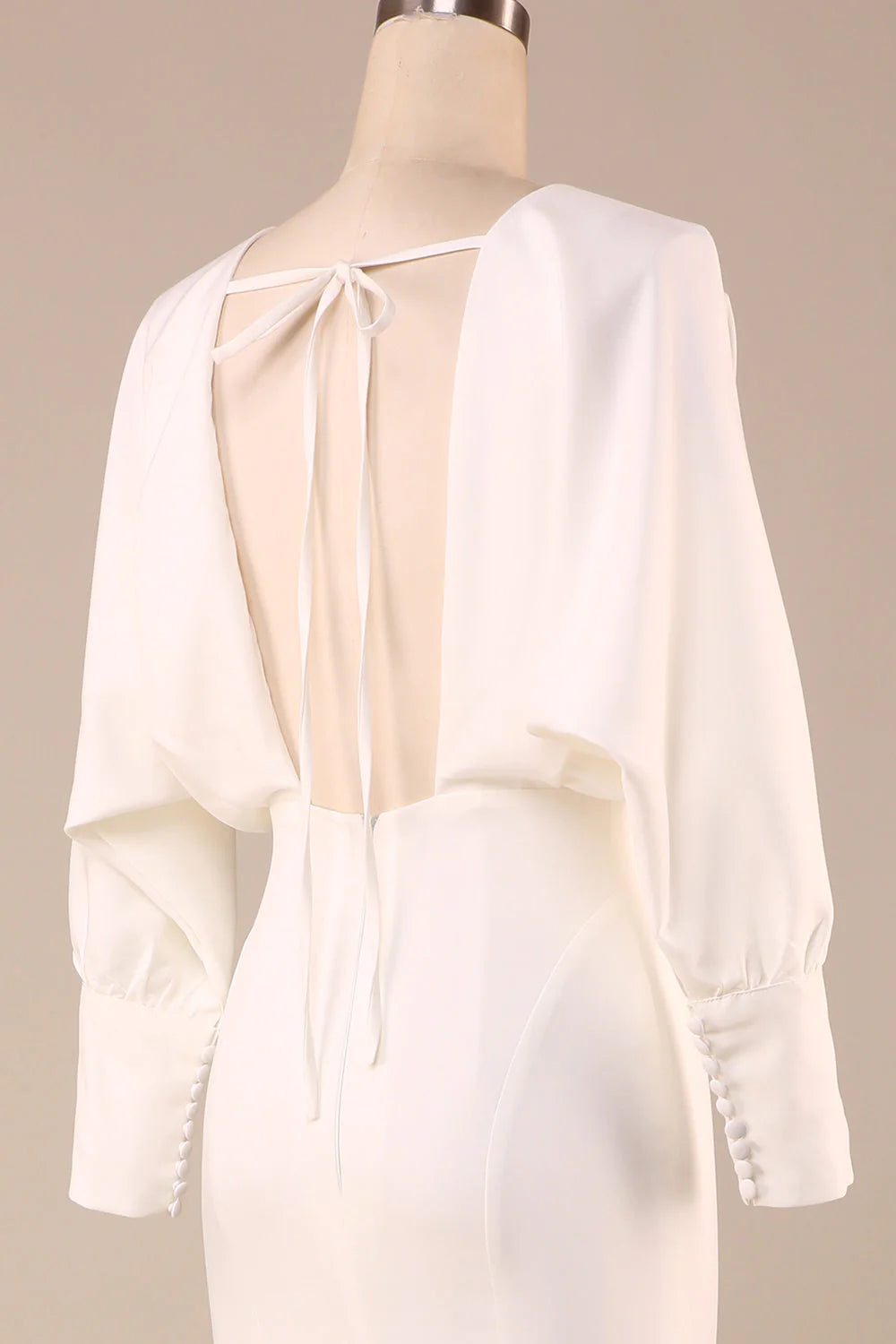 Vestido de novia sencillo color marfil con corte sirena, mangas largas y escote en V profundo