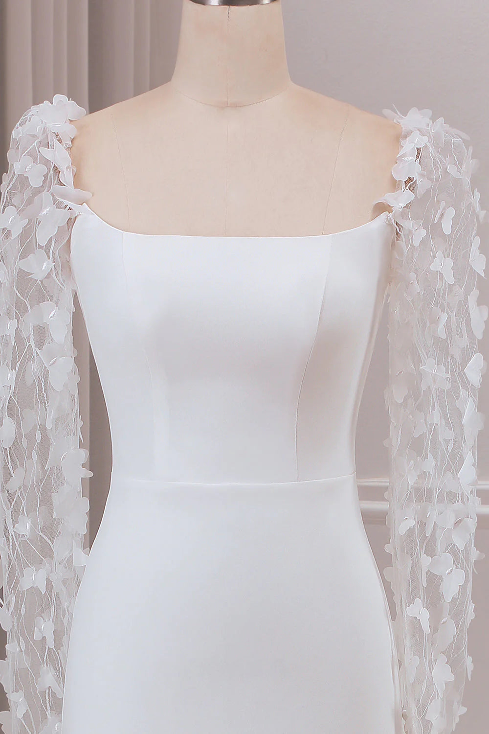 Elfenbeinfarbenes Brautkleid mit Trompeten-Schleppe und langen Ärmeln und 3D-Applikationen