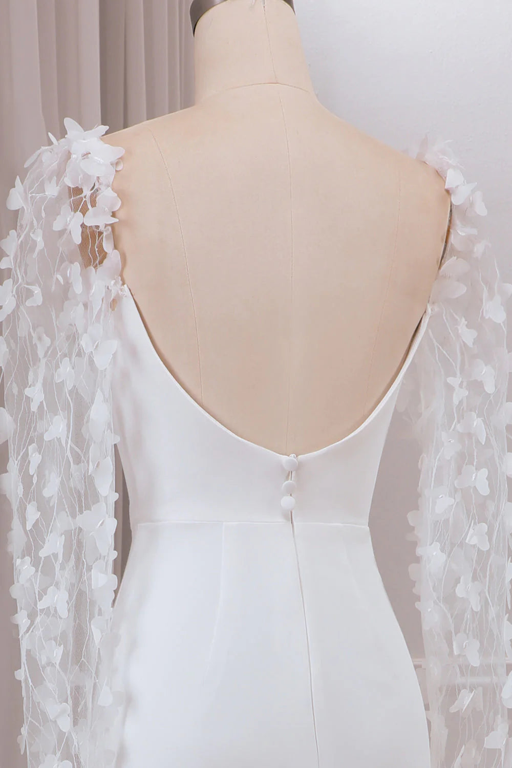 Elfenbeinfarbenes Brautkleid mit Trompeten-Schleppe und langen Ärmeln und 3D-Applikationen