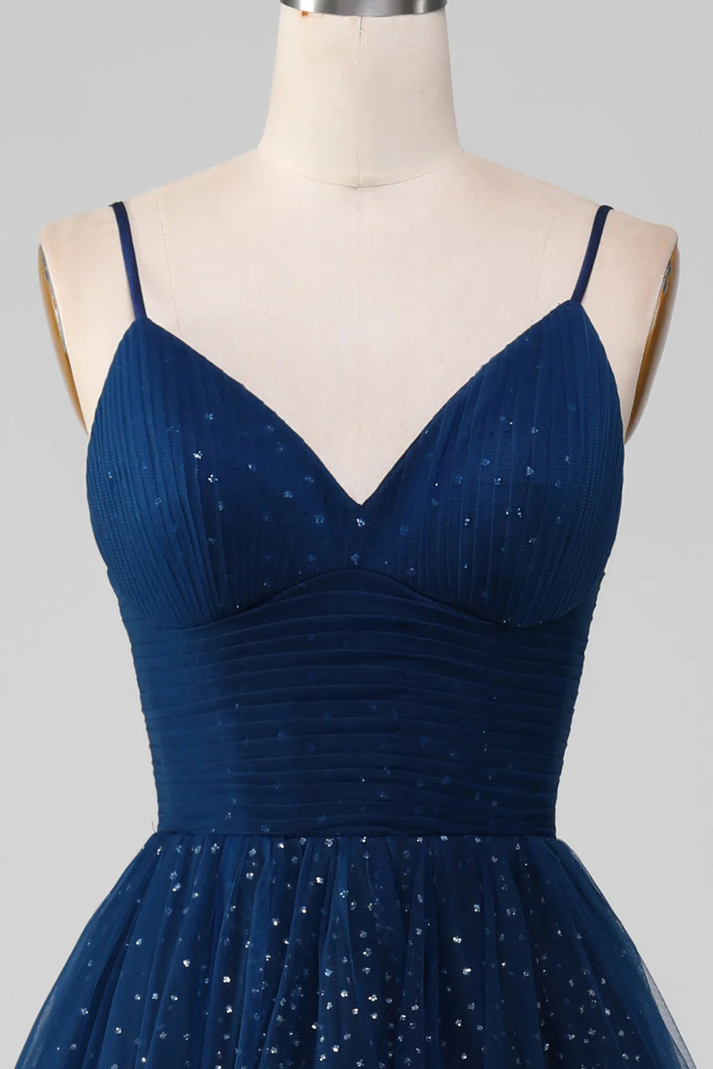 Vestido de fiesta azul marino con escote en V, largo de tul con cuentas y pliegues