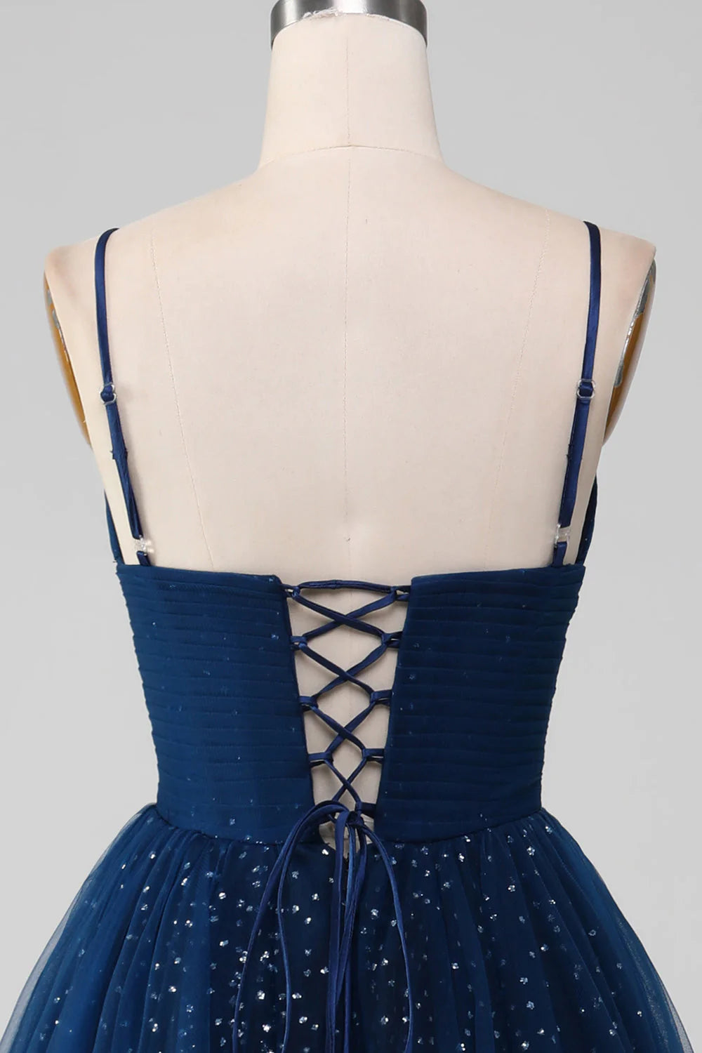 Vestido de fiesta azul marino con escote en V, largo de tul con cuentas y pliegues
