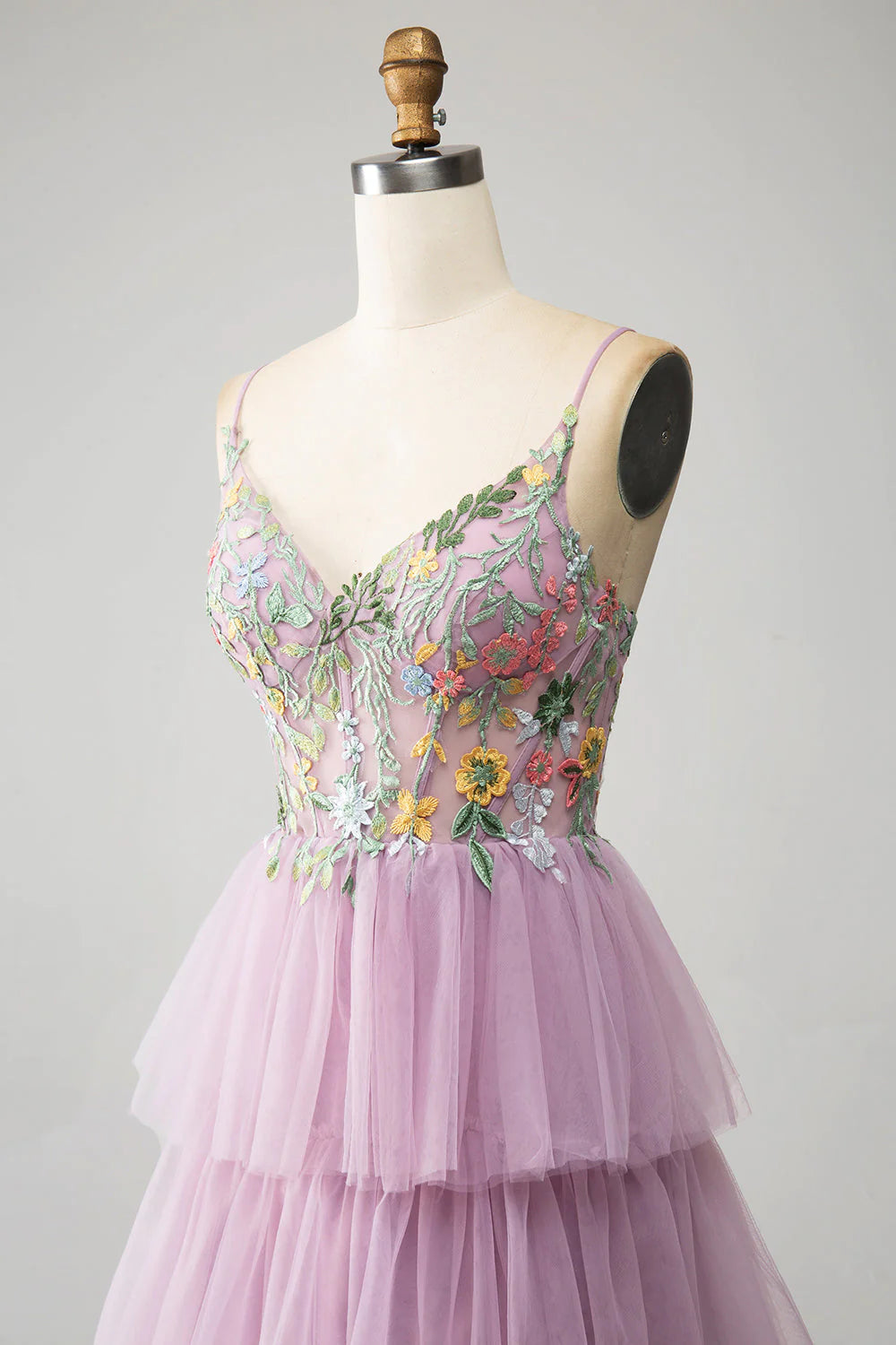 Vestido de fiesta largo con escote en A, corsé y capas en color malva con apliques