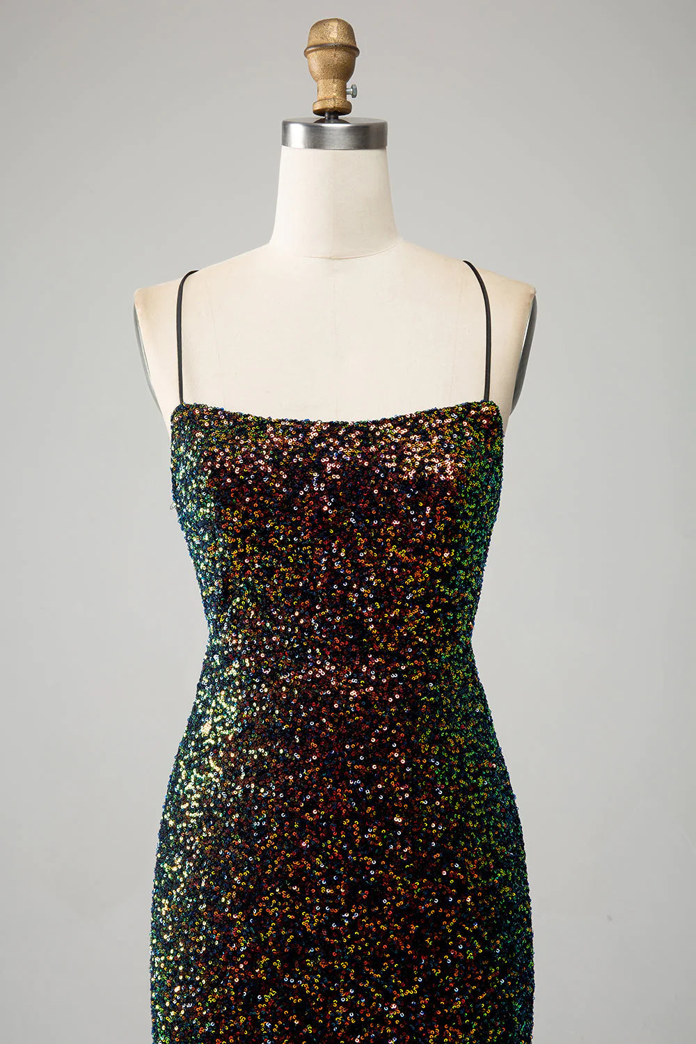 Vestido de fiesta de sirena con lentejuelas y tirantes finos negros brillantes con abertura