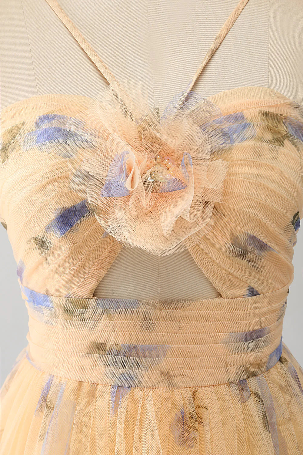 Vestido de fiesta amarillo de tul plisado con escote halter y capas con bordado