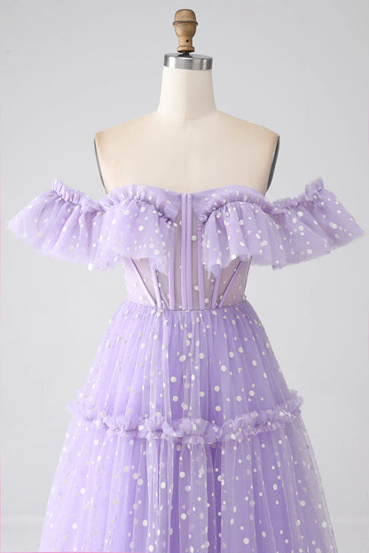 Vestido de fiesta con corsé lila y hombros descubiertos