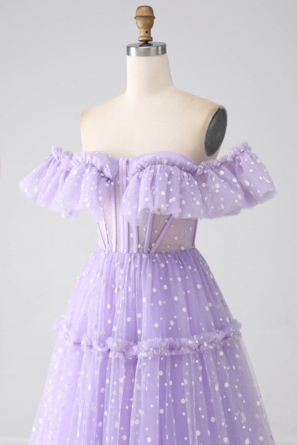 Vestido de fiesta con corsé lila y hombros descubiertos