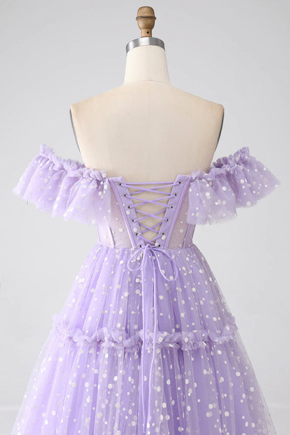 Vestido de fiesta con corsé lila y hombros descubiertos