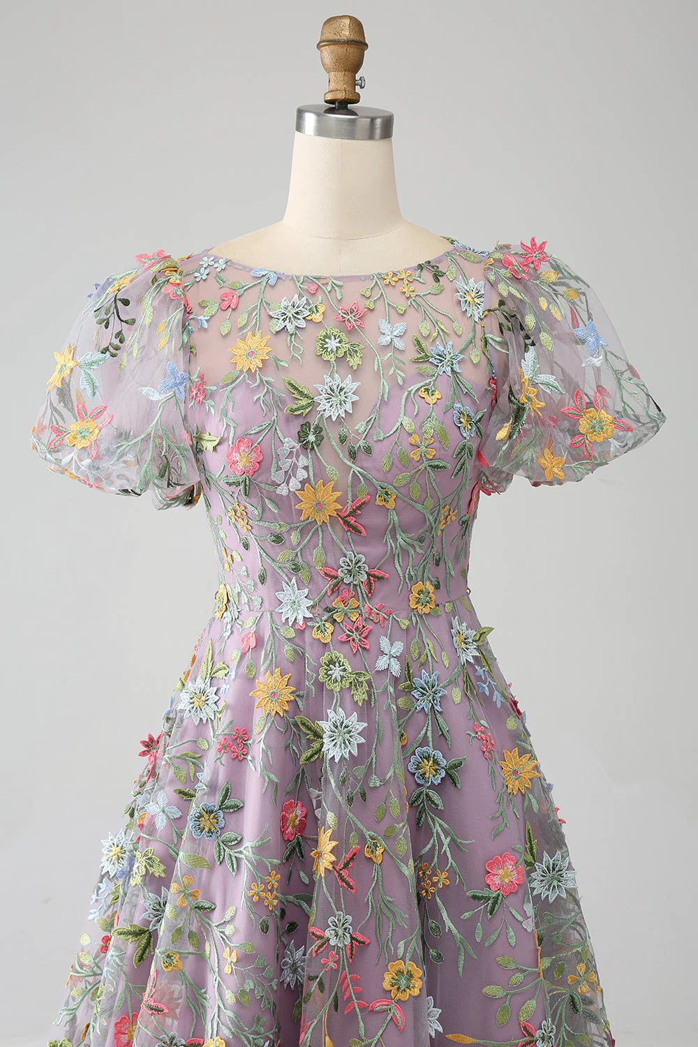 Vestido de fiesta/princesa bordado en color malva con mangas cortas