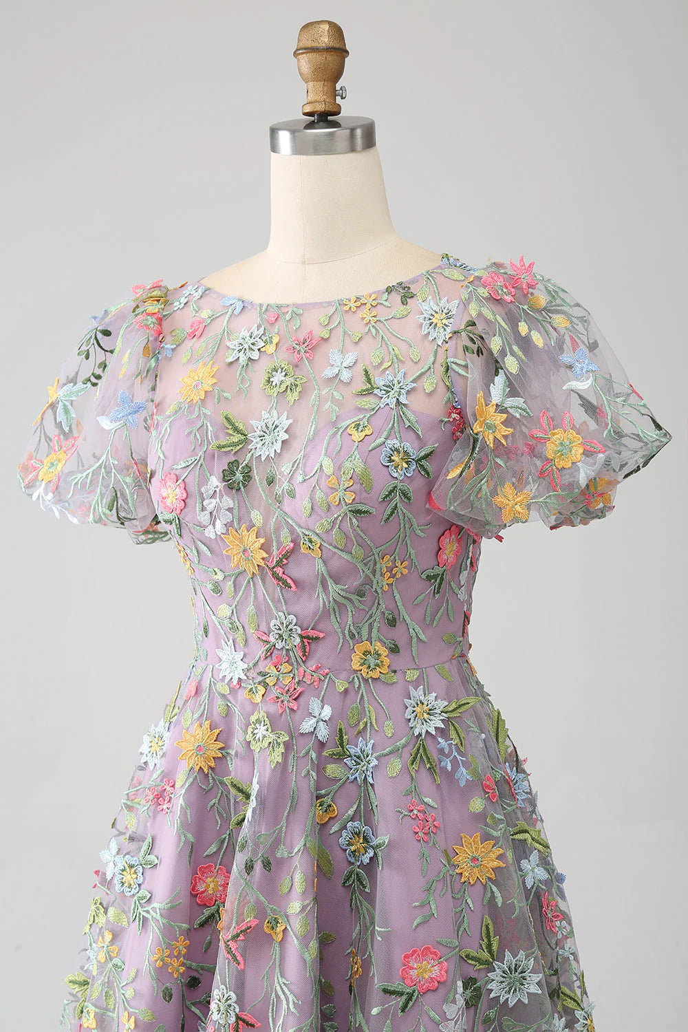 Vestido de fiesta/princesa bordado en color malva con mangas cortas