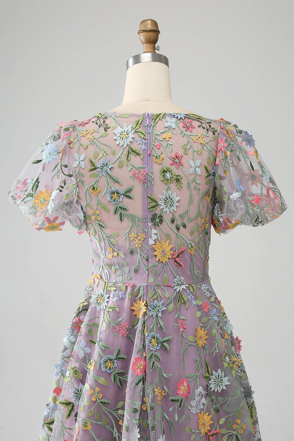 Vestido de fiesta/princesa bordado en color malva con mangas cortas