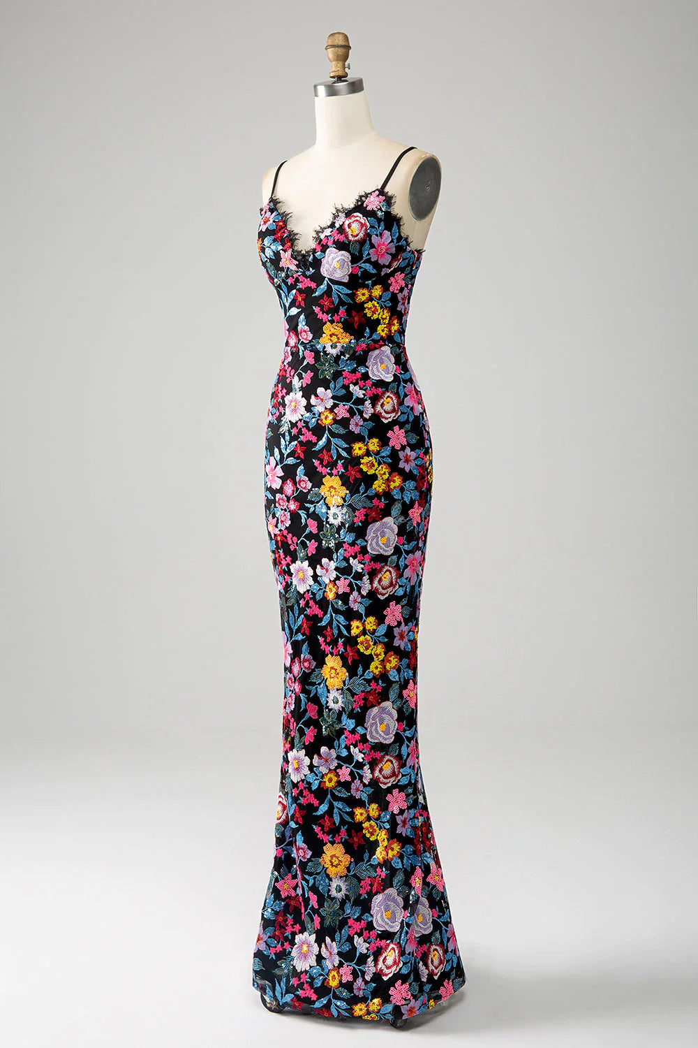 Vestido de fiesta largo de sirena con tirantes finos y flores negras bordadas