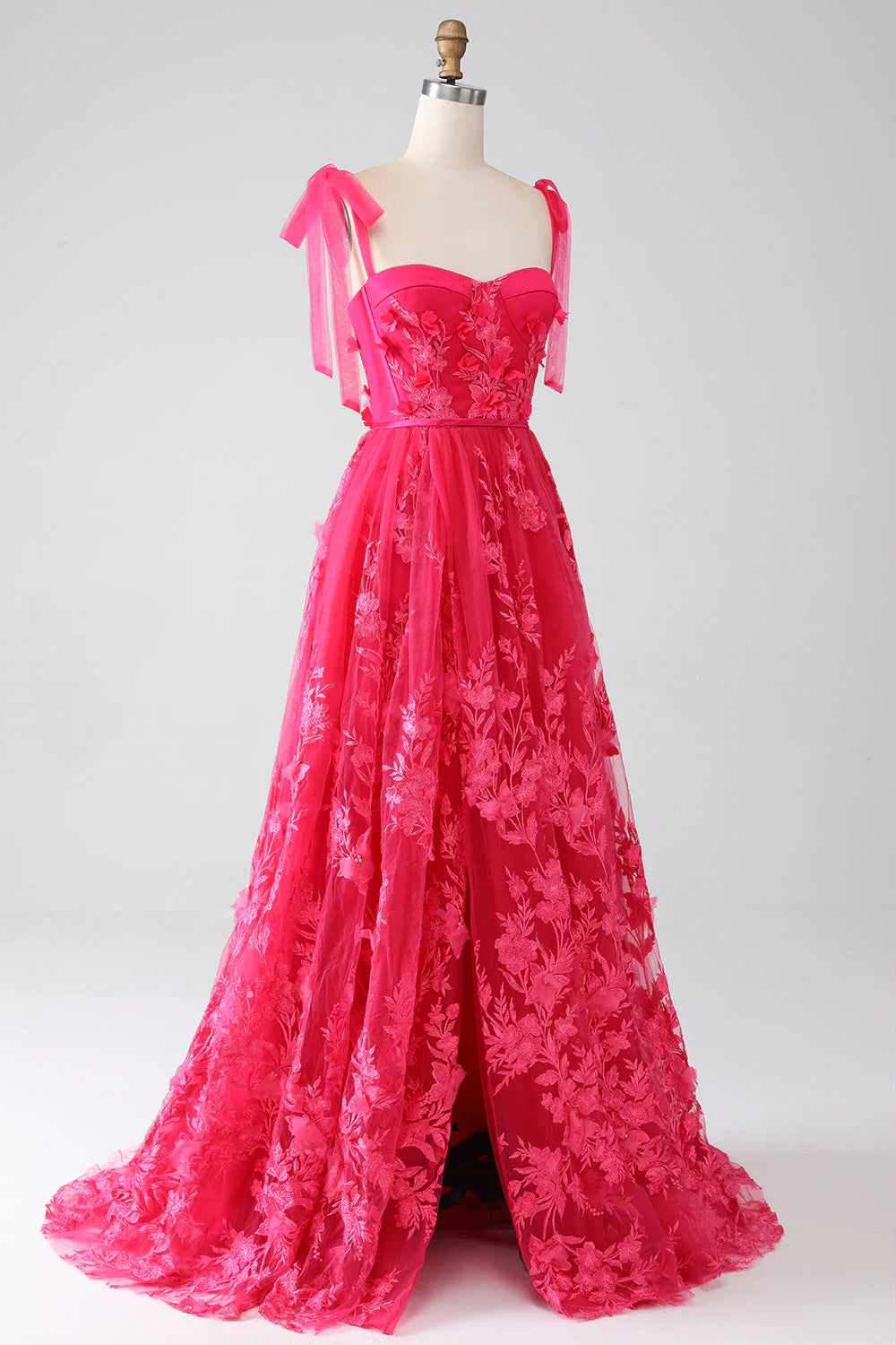 Vestido de fiesta largo fucsia con tirantes finos y abertura en forma de A