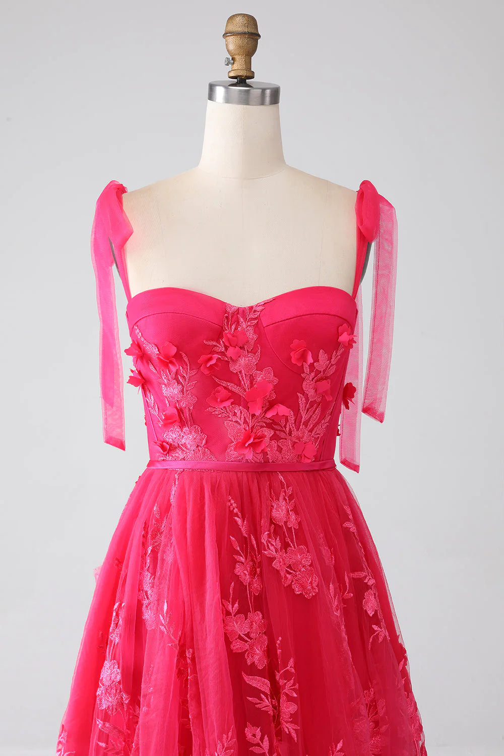 Vestido de fiesta largo fucsia con tirantes finos y abertura en forma de A