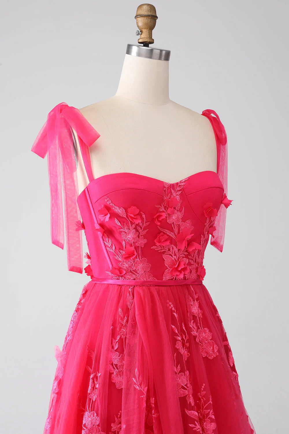 Vestido de fiesta largo fucsia con tirantes finos y abertura en forma de A