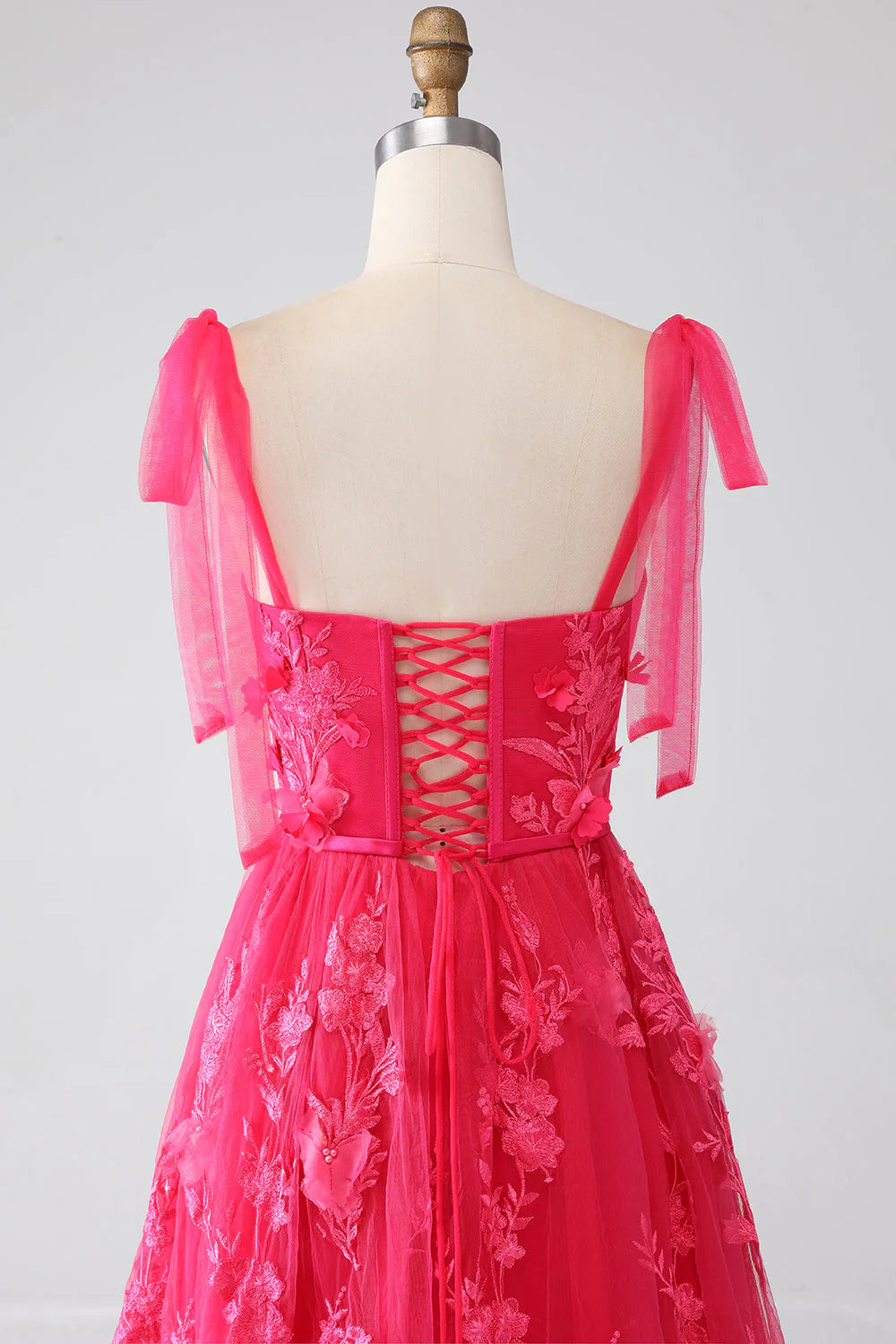 Vestido de fiesta largo fucsia con tirantes finos y abertura en forma de A