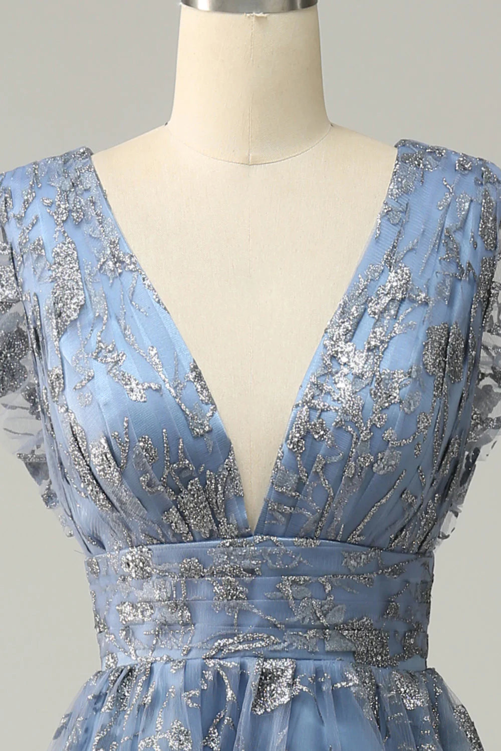 Vestido de fiesta de talla grande en gris y azul con escote en V profundo y bordado en línea A